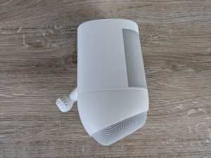 Ring Spotlight Cam Pro Überwachungskamera von rechts