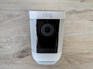 Ring Spotlight Cam Pro Überwachungskamera von vorne