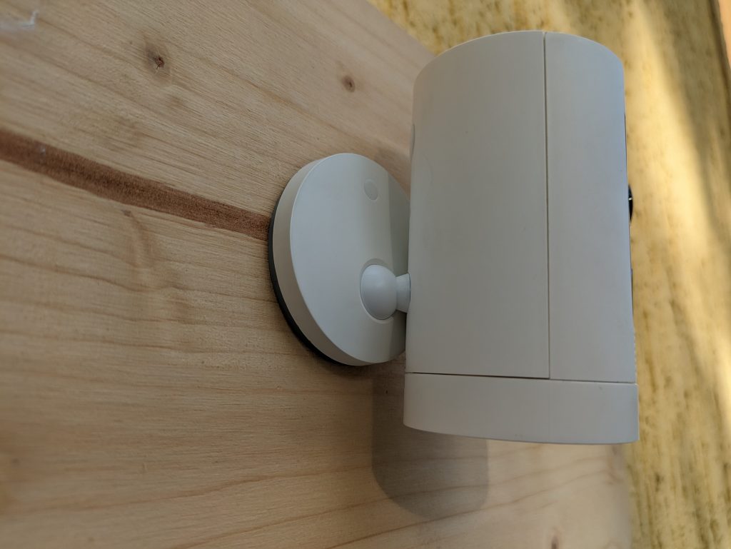 Ring Stick Up Cam Battery Überwachungskamera eingehängt von links