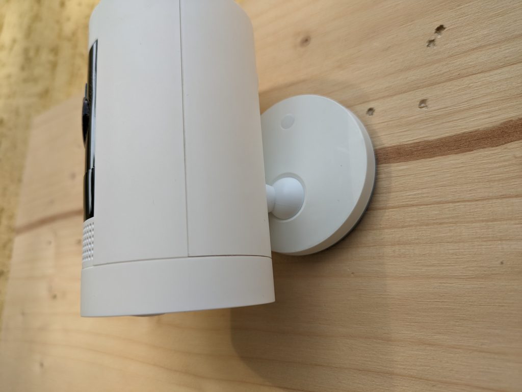 Ring Stick Up Cam Battery Überwachungskamera eingehängt von rechts