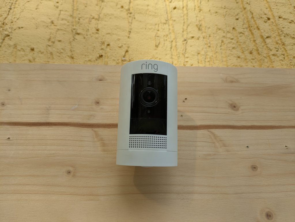 Ring Stick Up Cam Battery Überwachungskamera eingehängt von vorne