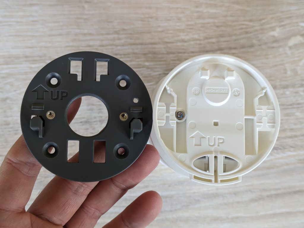 Ring Stick Up Cam Pro Überwachungskamera mit abgenommener Montagehalterung