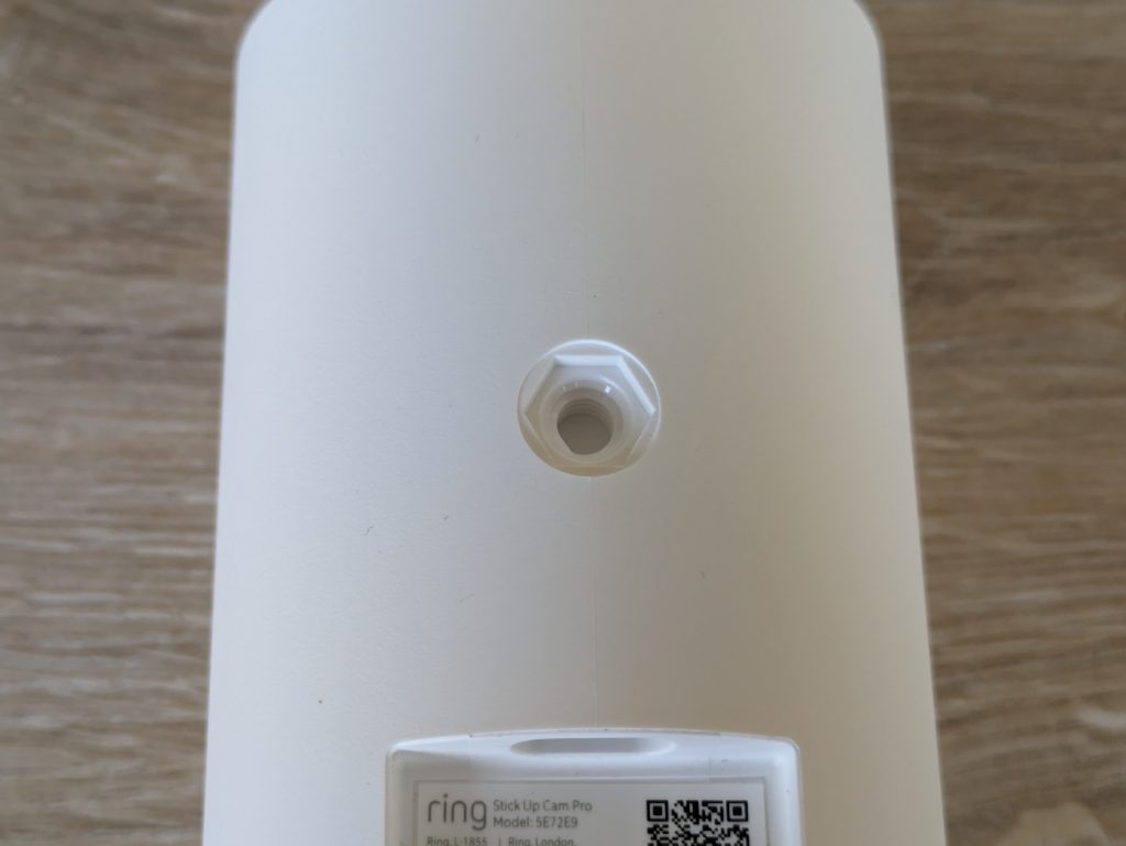Ring Stick Up Cam Pro Überwachungskamera von hinten mit geöffnetem Befestpgimgsgewinde