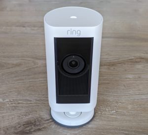 Ring Stick Up Cam Pro Überwachungskamera von schräg vorne