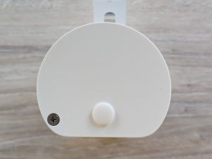 Ring Stick Up Cam Pro Überwachungskamera von unten mit entferneter Halterung und geschlossenen Gewinde