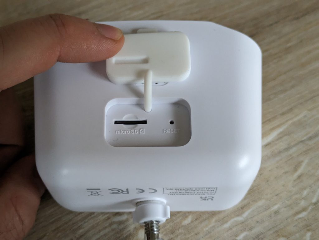 SD-Kartenslot der D-Link DCS 8620L Überwachungskamera geöffnet