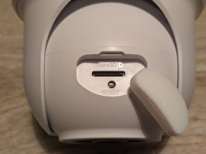 SD-Kartenslot der Owltron O1 Überwachungskamera geöffnet