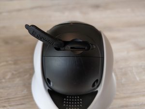 SD-Kartenslot der Reolink Argus PT Ultra Überwachungskamera geöffnet