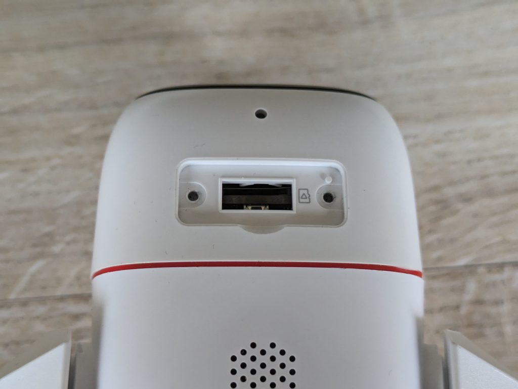 SD-Kartenslot der TP-Link Tapo C310 Überwachungskamera geöffnet