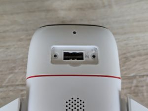 SD-Kartenslot der TP-Link Tapo C310 Überwachungskamera geöffnet