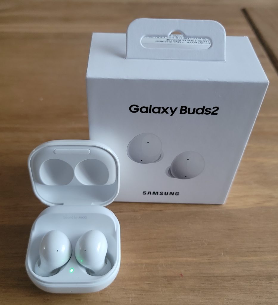 Samsung Galaxy Buds 2 Kopfhörer in Ladeschale vor Verpackung