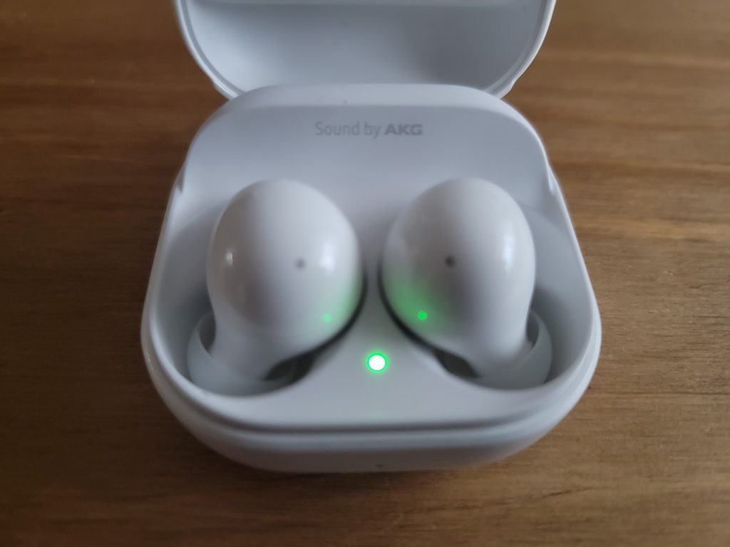 Samsung Galaxy Buds 2 Kopfhörer in der Ladeschale