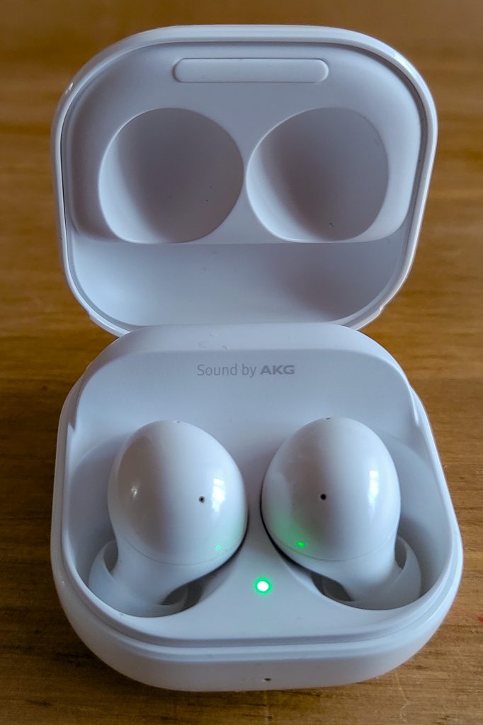 Samsung Galaxy Buds 2 Kopfhörer in geöffneter Ladeschale von oben