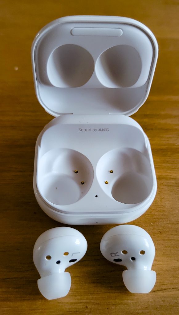 Samsung Galaxy Buds 2 Kopfhörer vor der Ladeschale