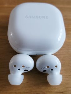 Samsung Galaxy Buds 2 Kopfhörer vor geschlossener Ladeschale