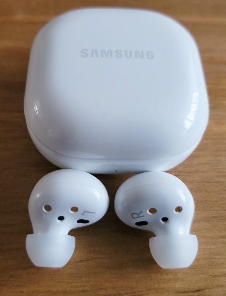 Samsung Galaxy Buds 2 Kopfhörer vor geschlossener Ladeschale