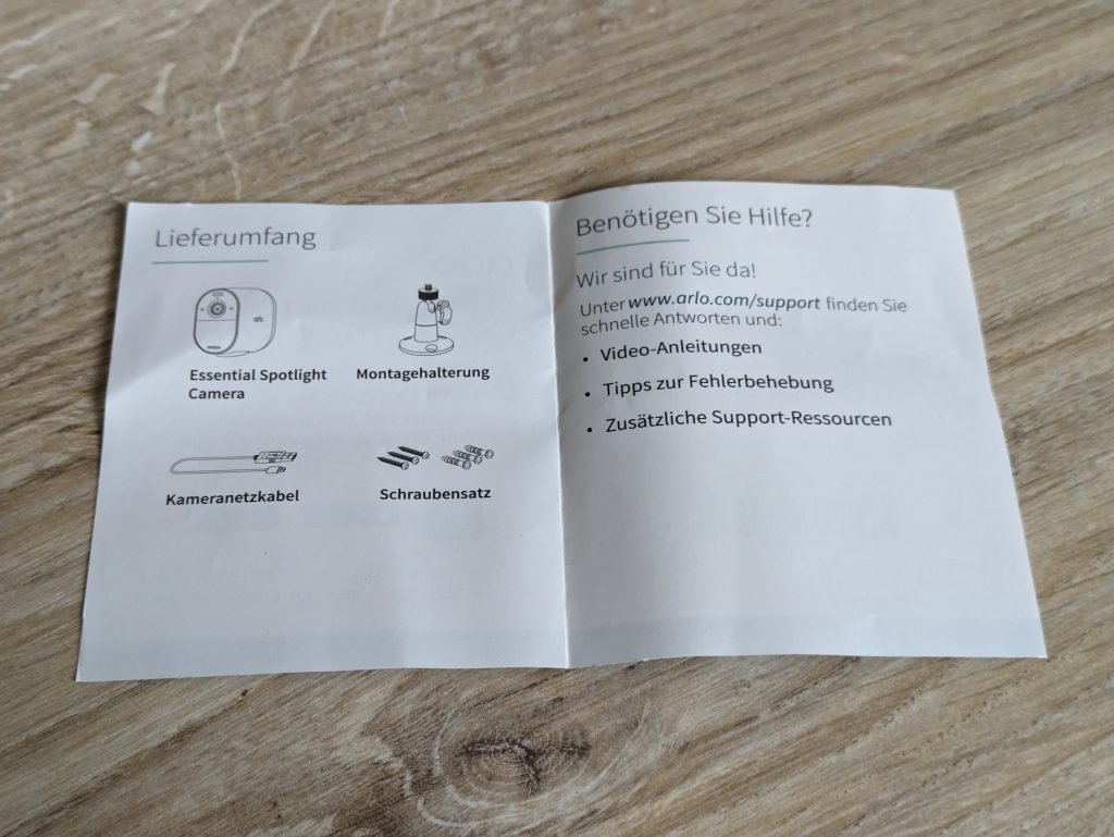 Schnellstartanleitung der Arlo Essential Spotlight Überwachungskamera geöffnet