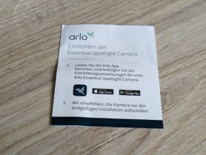 Schnellstartanleitung der Arlo Essential Spotlight Überwachungskamera geschlossen