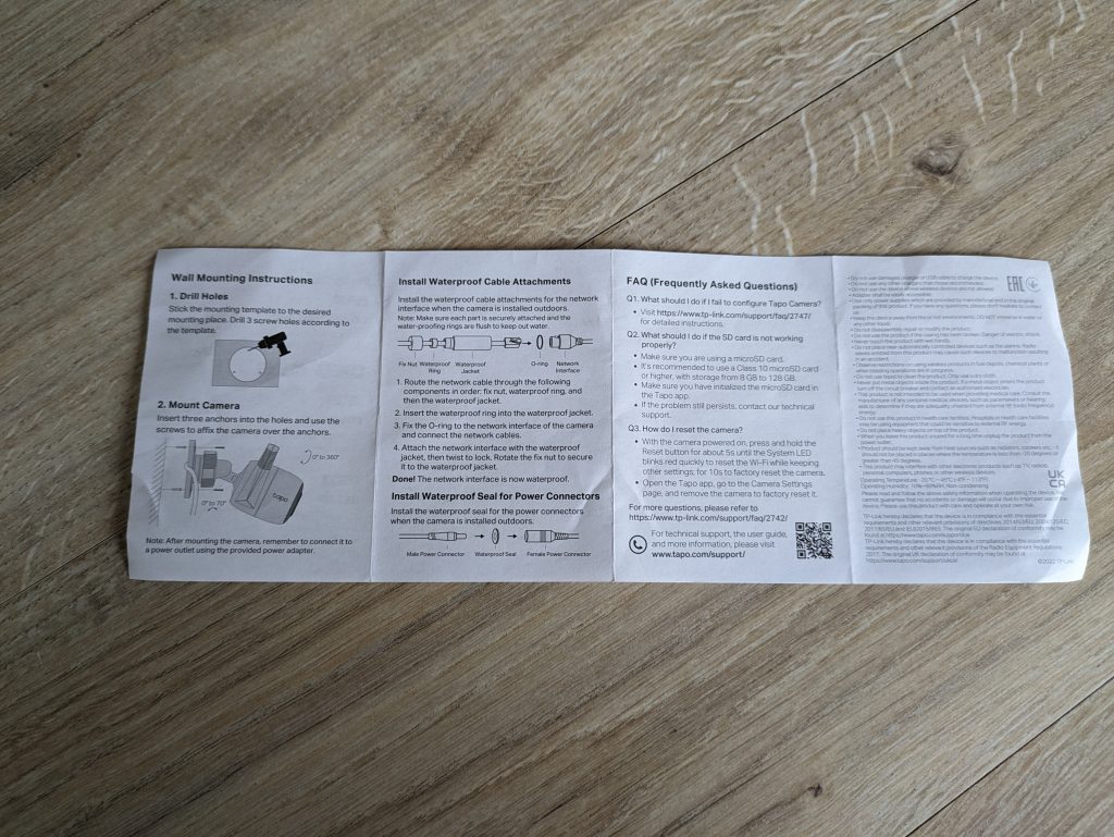 Schnellstartanleitung der TP-Link Tapo C310 Überwachungskamera geöffent und die Rückseite