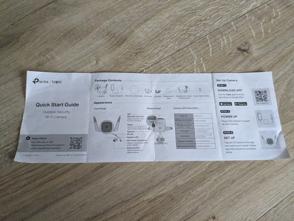 Schnellstartanleitung der TP-Link Tapo C310 Überwachungskamera geöffnet und Ansicht vor vorne