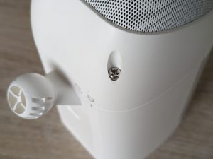 Schraube zum Abschließen des Akkufachs der Ring Spotlight Cam Pro Überwachungskamera