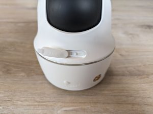 Schutz des Aktivierungsschalters der Reolink Argus PT Ultra Überwachungskamera geöffnet