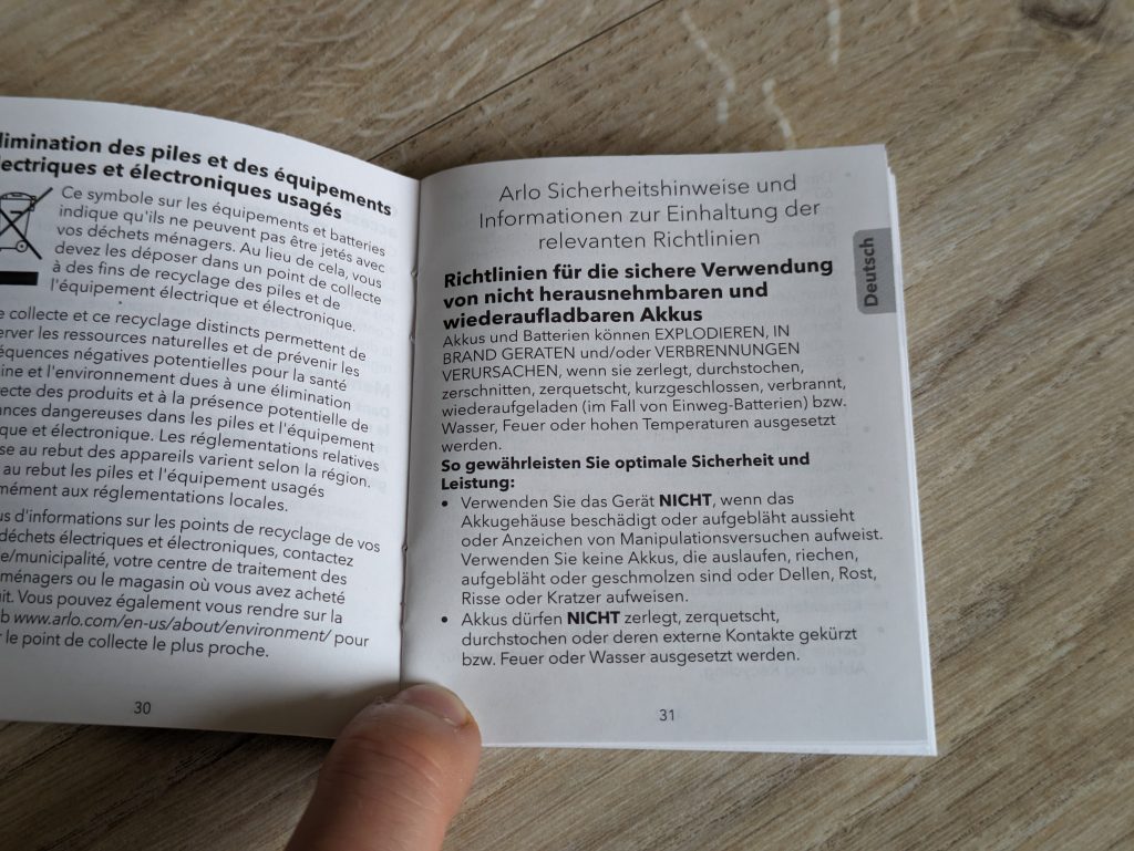 Sicherheitshinweise der Arlo Essential Spotlight Überwachungskamera geöffnet