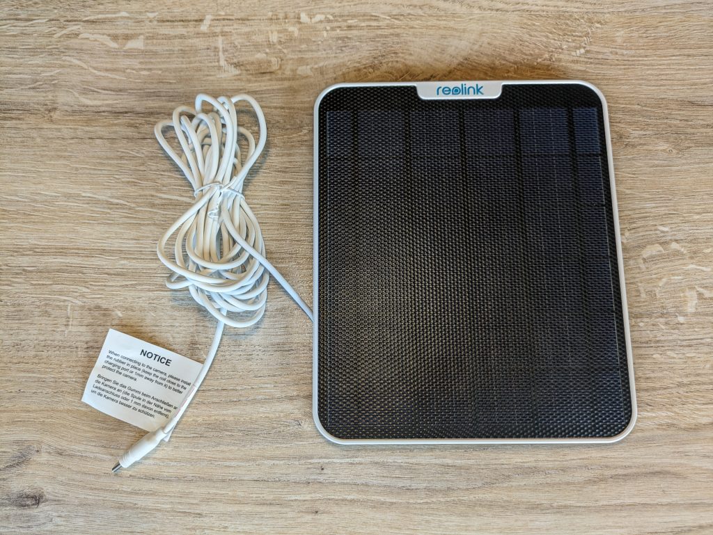 Solarmodul der Reolink Argus PT Ultra Überwachungskamera von vorne mit Kabel