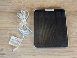 Solarmodul der Reolink Argus PT Ultra Überwachungskamera von vorne mit Kabel