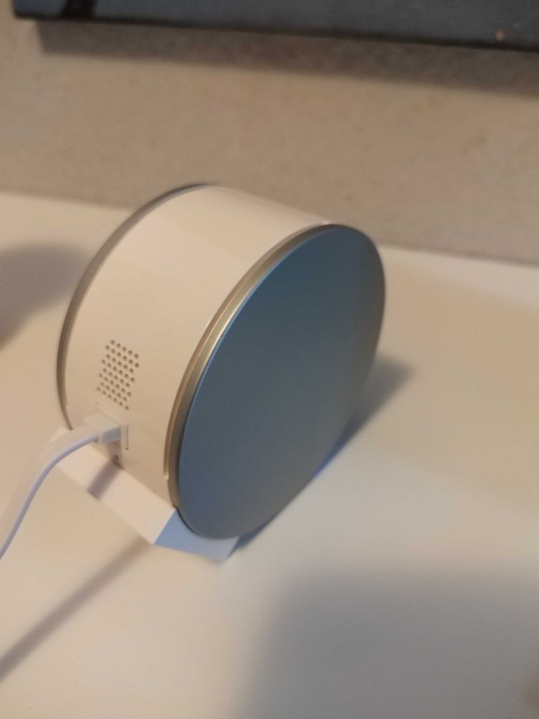 Somfy 1401507 Überwachungskamera auf dem Tisch mit eingesteckten Netzkabel