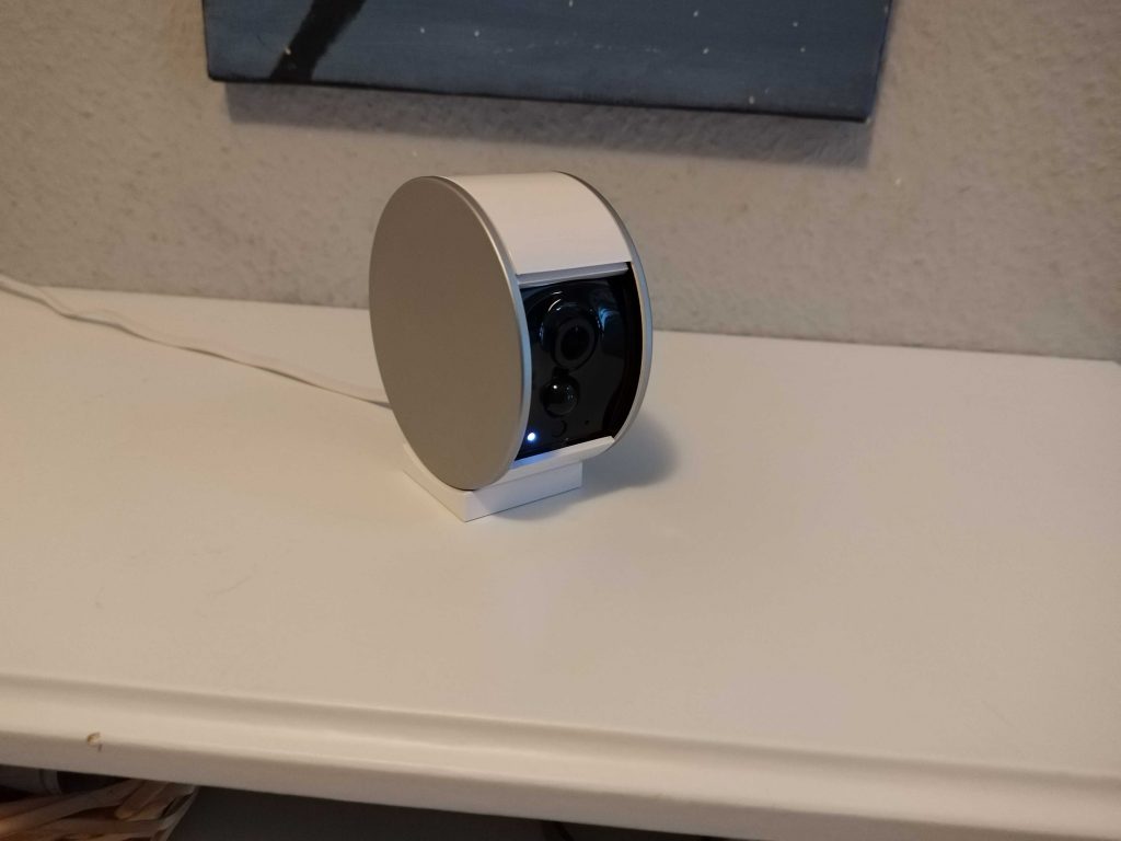 Somfy 1401507 Überwachungskamera auf dem Tisch mit geöffneten Verschluss