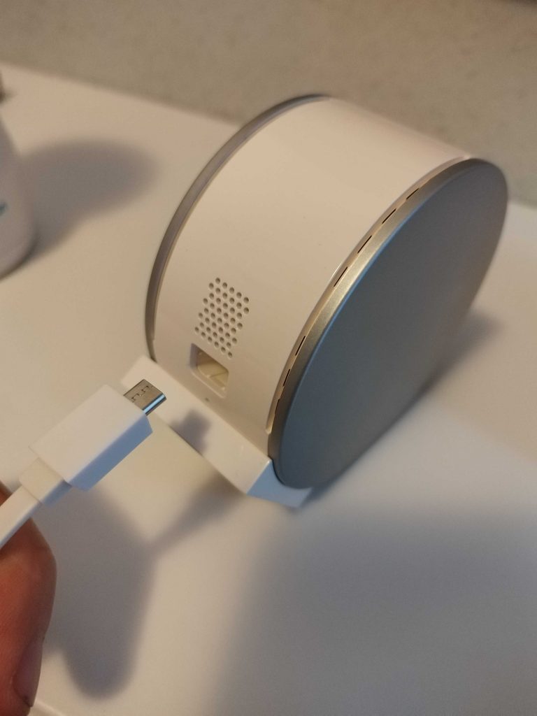 Somfy 1401507 Überwachungskamera auf dem Tisch ohne eingestecktes Netzkabel