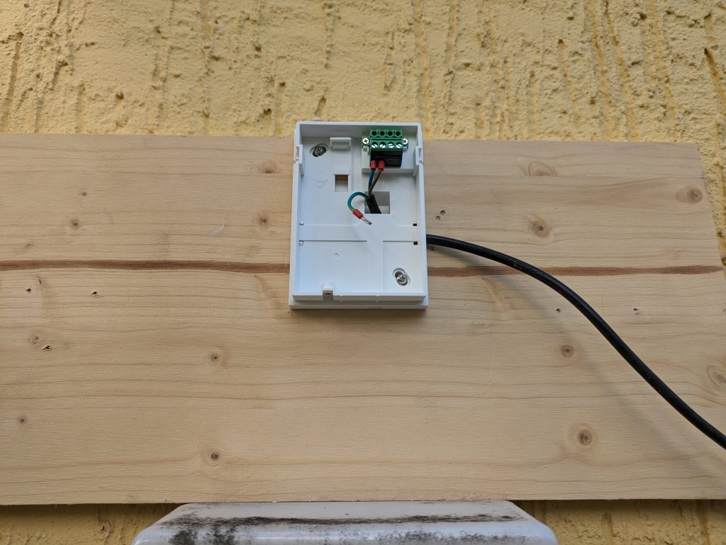 Somfy 2401563 Überwachungskamera montiert