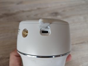 USB-Anschluss der Reolink Argus PT Ultra Überwachungskamera geöffnet