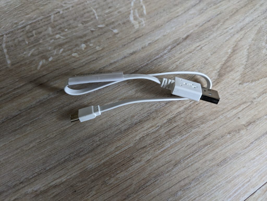 USB-Kabel der Arlo Essential Spotlight Überwachungskamera