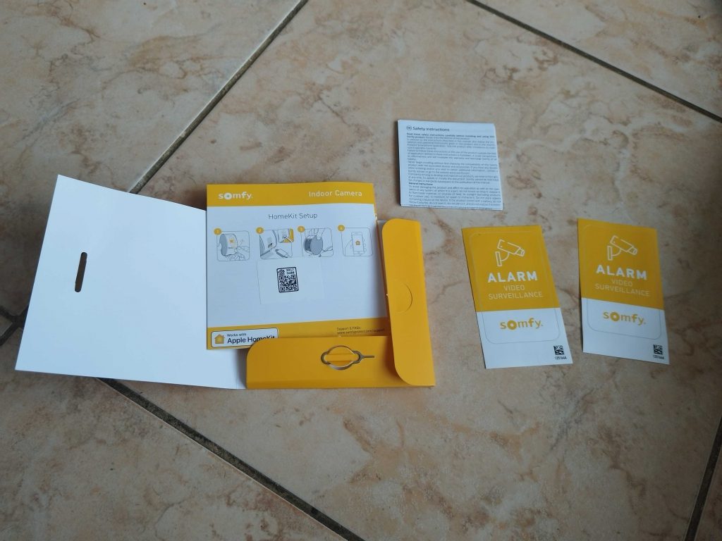 Verpackung der Anleitungen der Somfy 1401507 Überwachungskamera geöffnet