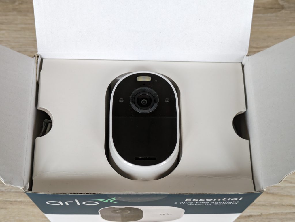 Verpackung der Arlo Essential Spotlight Überwachungskamera geöffnet ertste Ansicht