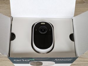 Verpackung der Arlo Essential Spotlight Überwachungskamera geöffnet ertste Ansicht