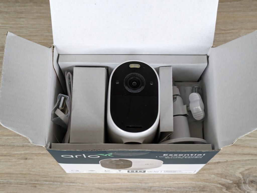 Verpackung der Arlo Essential Spotlight Überwachungskamera geöffnet zweite Ansicht