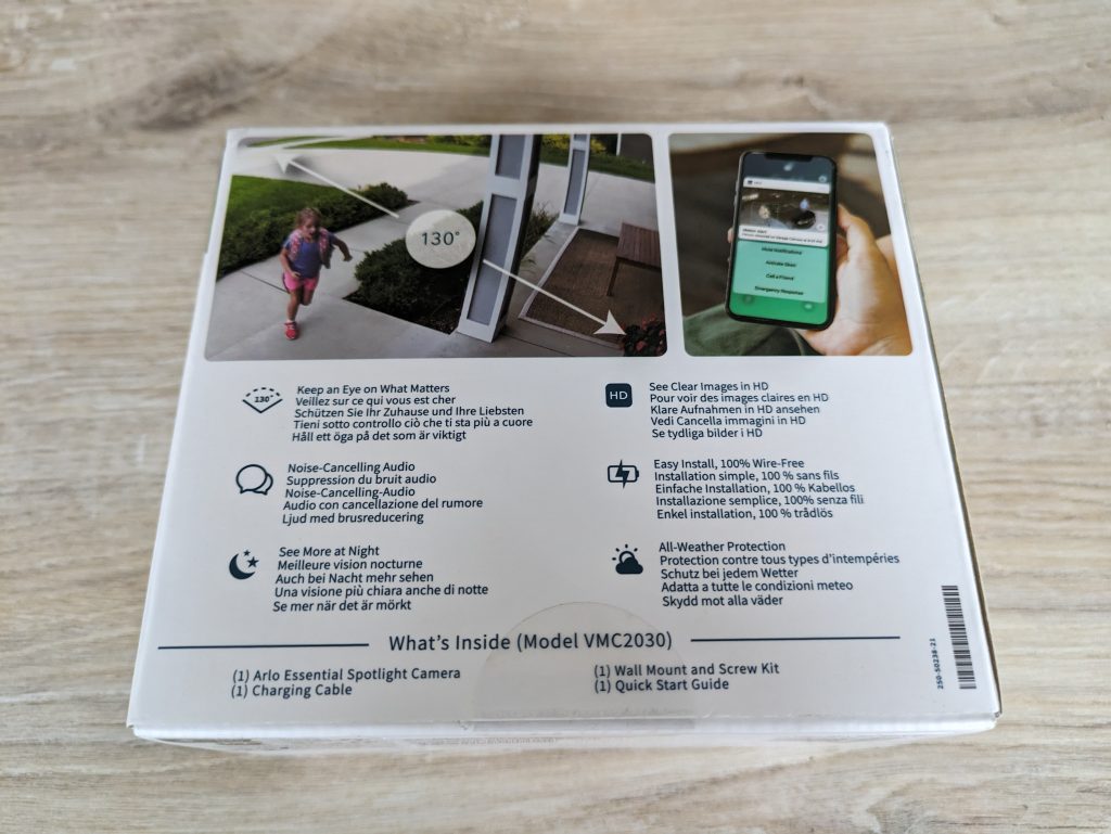 Verpackung der Arlo Essential Spotlight Überwachungskamera von hinten