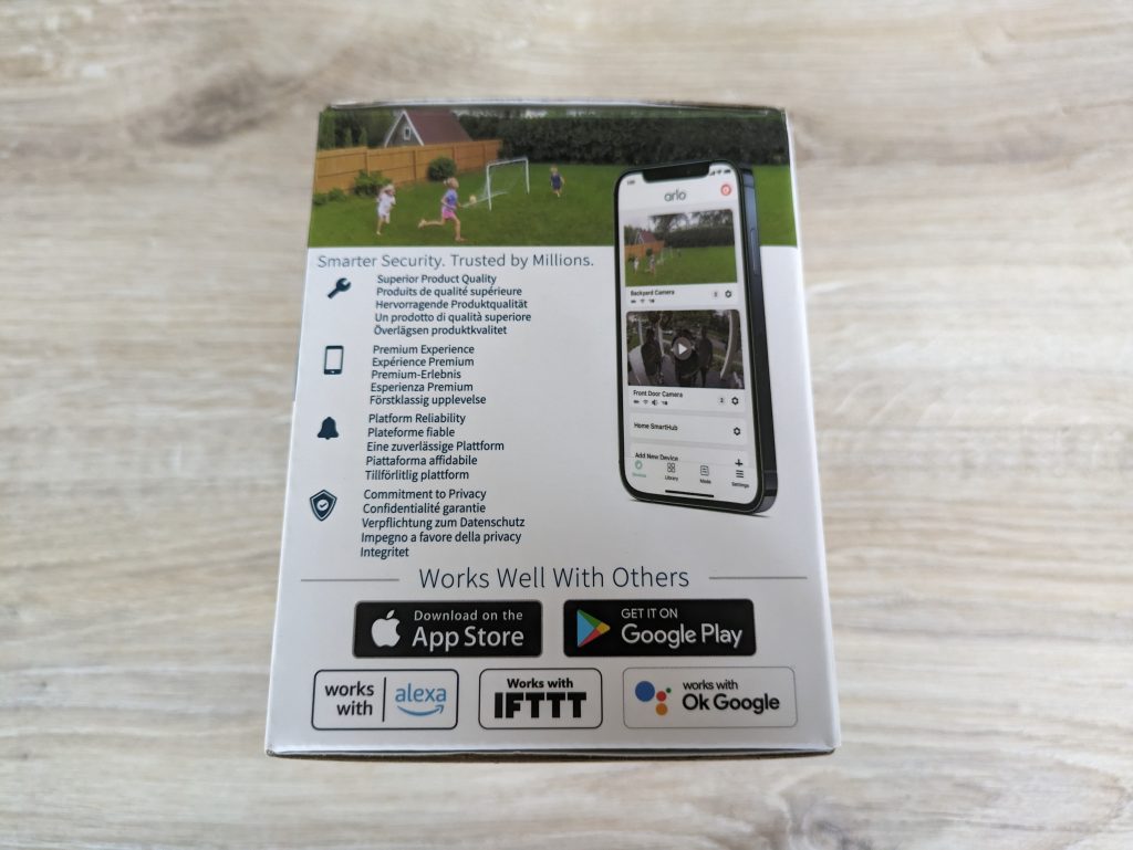 Verpackung der Arlo Essential Spotlight Überwachungskamera von links