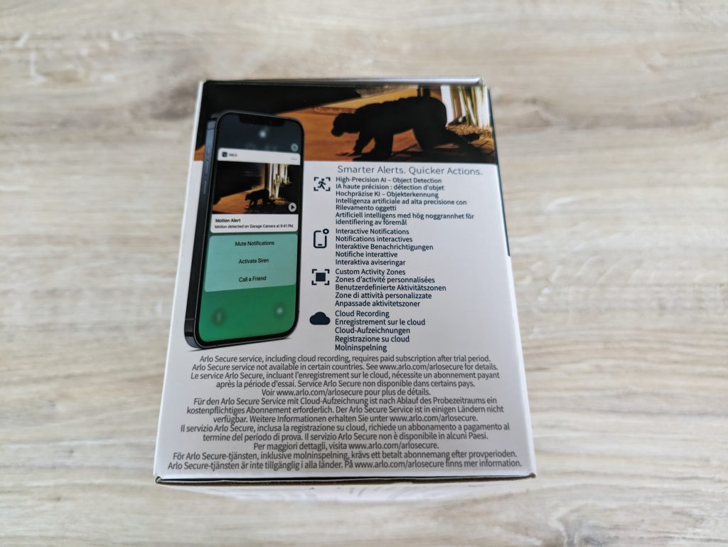 Verpackung der Arlo Essential Spotlight Überwachungskamera von rechts