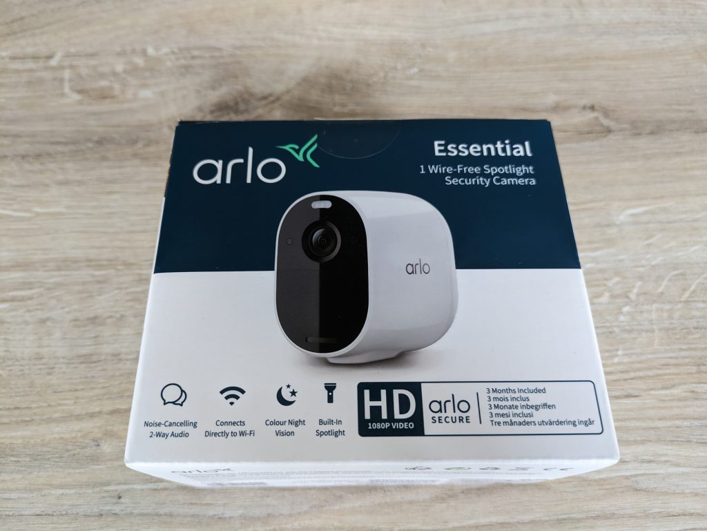 Verpackung der Arlo Essential Spotlight Überwachungskamera von vorne