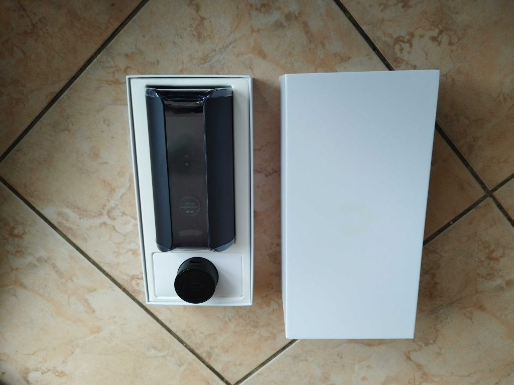 Verpackung der Canary Pro Überwachungskamera geöffnet