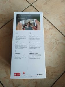 Verpackung der Canary Pro Überwachungskamera von links
