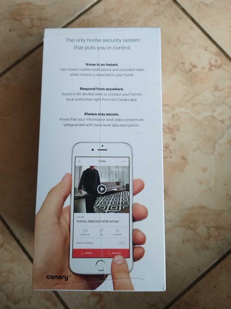 Verpackung der Canary Pro Überwachungskamera von rechts