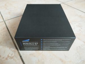 Verpackung der Mountain Makalu 67 Gaming-Maus von oben