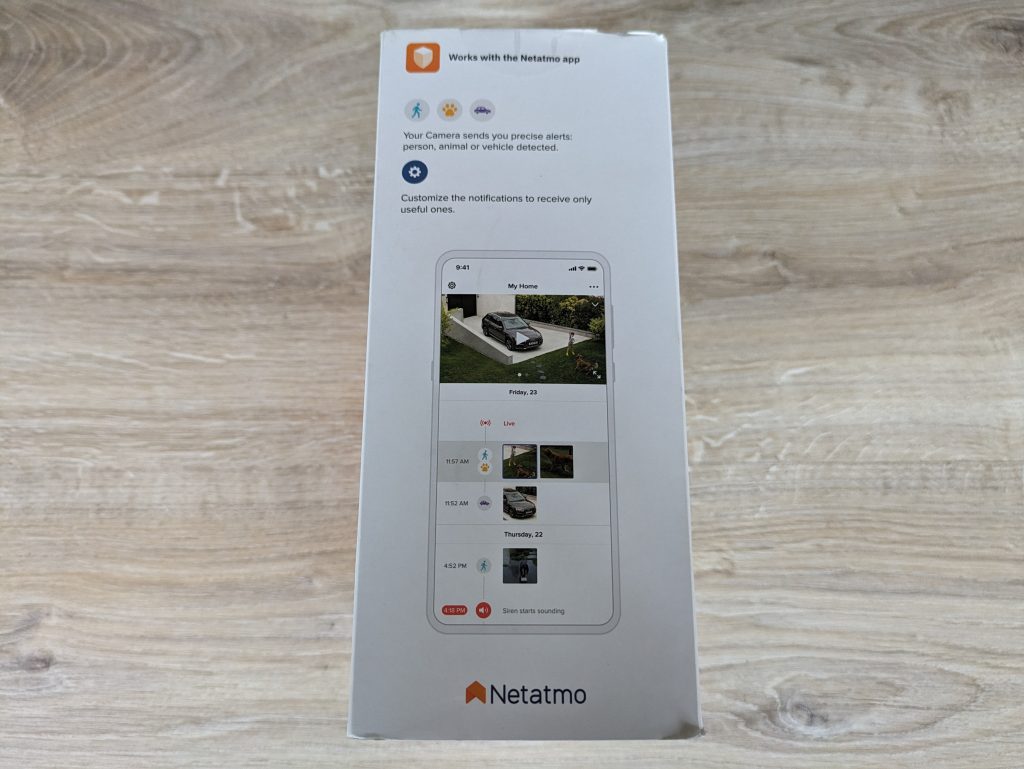 Verpackung der Netatmo Presence Überwachungskamera von links