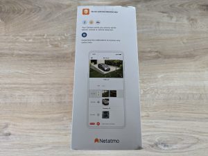 Verpackung der Netatmo Presence Überwachungskamera von links