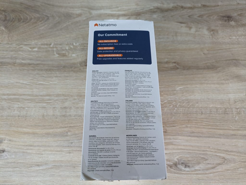 Verpackung der Netatmo Presence Überwachungskamera von rechts